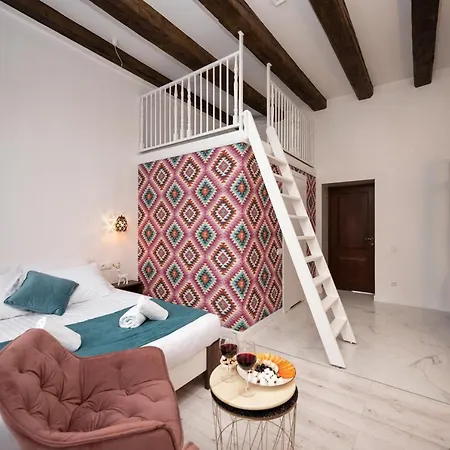 Hive Family House فندق *