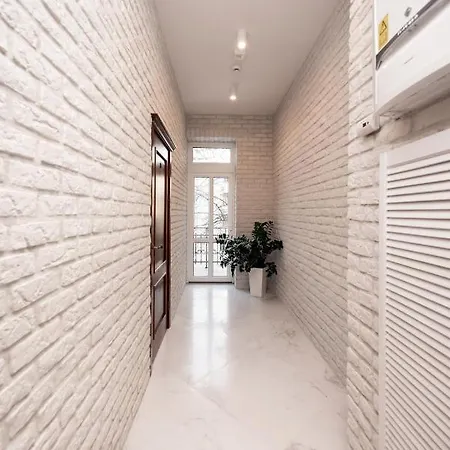 Hive Family House فندق *