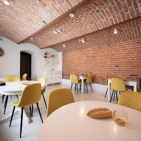 Hive Family House فندق