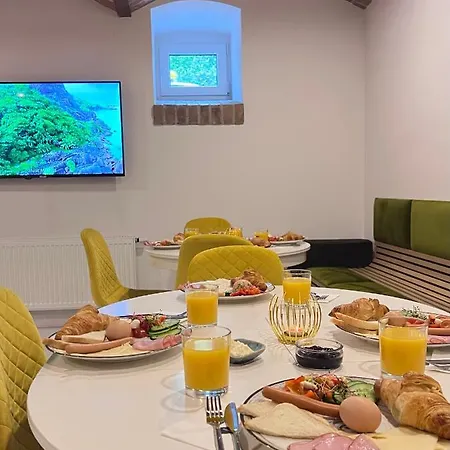 Hive Family House فندق