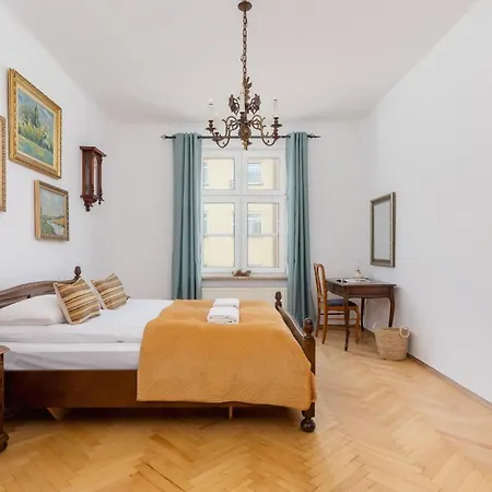 Spacious Retro In The Center Of Cracow By Renters