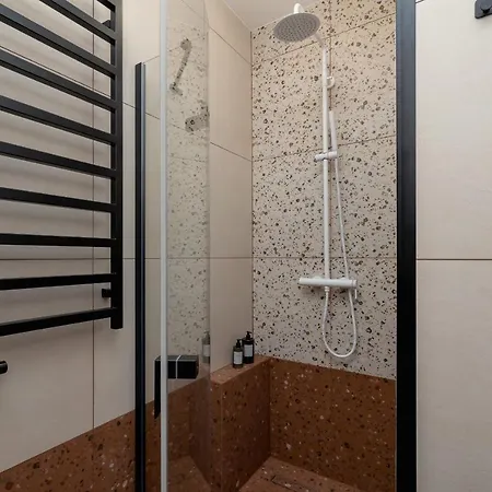 Deluxe Podskale 18 With Parking & Balcony In By Renters Prestige *