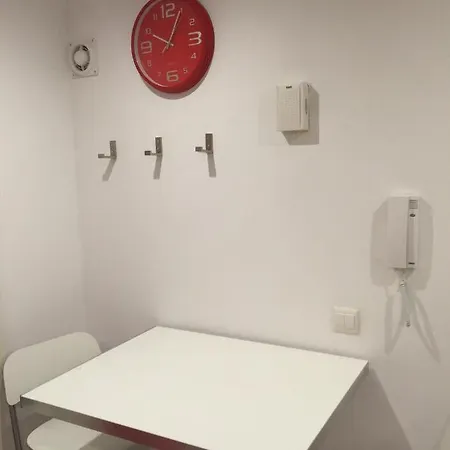Red&white Lower Ground Floor Apartman