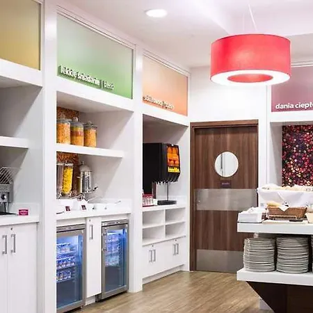 מלון Hampton By Hilton 3*