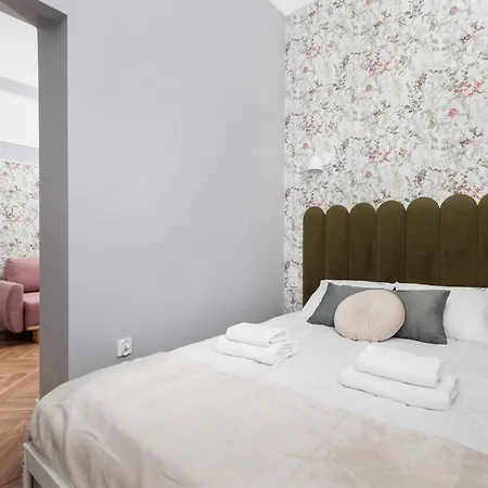 Spacious & Modern 6 Bedroom - Around The Main Market Square - By Upstairs Appartamento