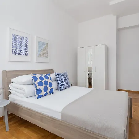 Two Bedroom - Sarego 28 Street Apartment *
