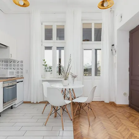 Two Bedroom - Sarego 28 Street Apartment *