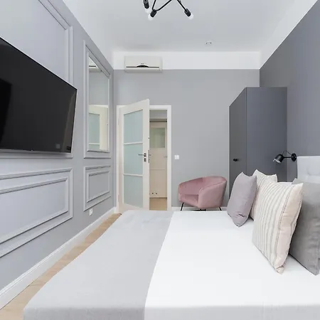 4 Bedroom - Main Square Apartment