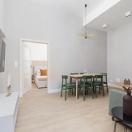 Apartment 4 Bedroom - Main Square *