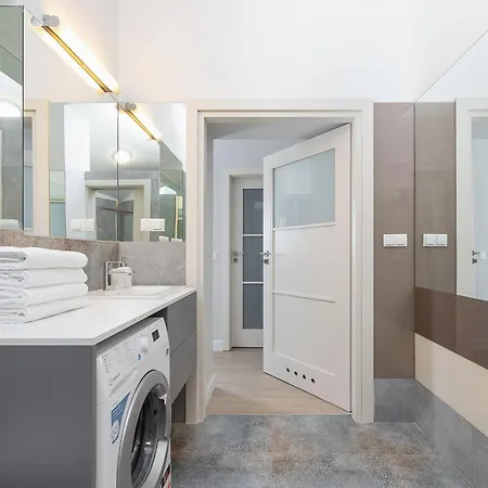 Apartment 4 Bedroom - Main Square