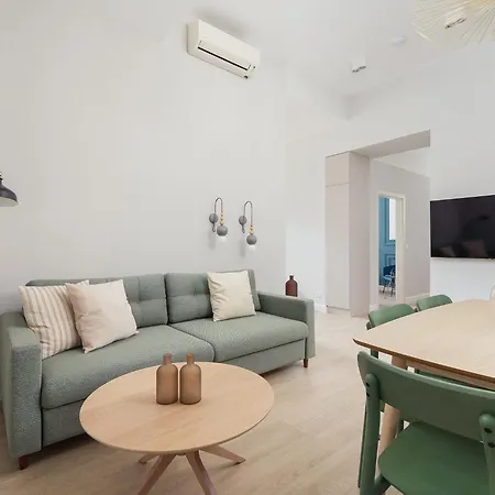 4 Bedroom - Main Square Apartment *