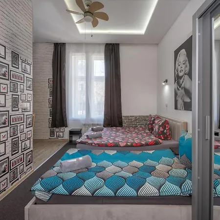 Hostel 70s