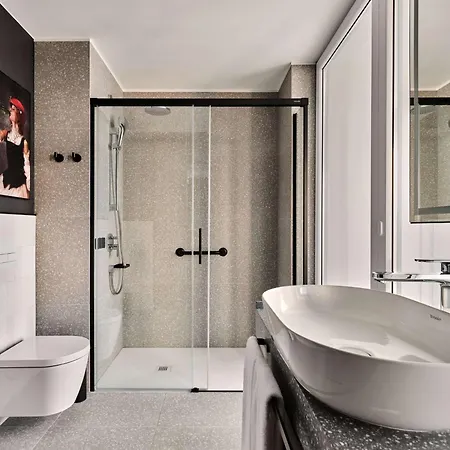 Radisson Red & Radisson Red Apartments, 4*
