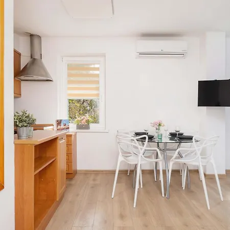 Klimatyzowany Z Dwiema Sypialniami W Centrum Krakowa Blisko Rynku I Parku By Renters Cracovia