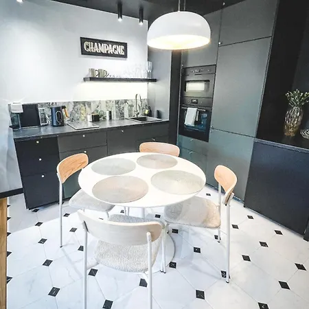Stylish Asylum Quality, Quiet, Great Location Apartman *