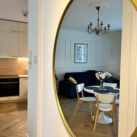 Atrium - Old Town Luxury - By Upstairs Apartment