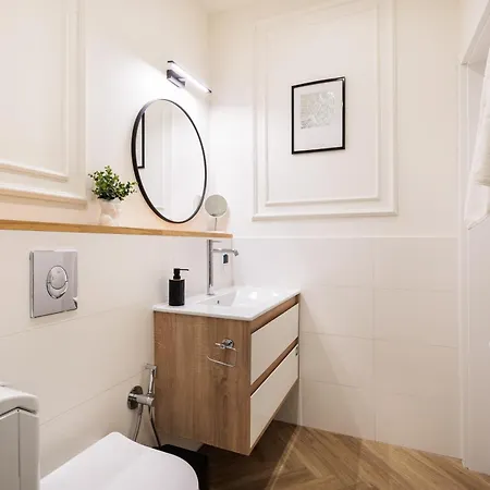 Atrium - Old Town Luxury - By Upstairs Apartment *