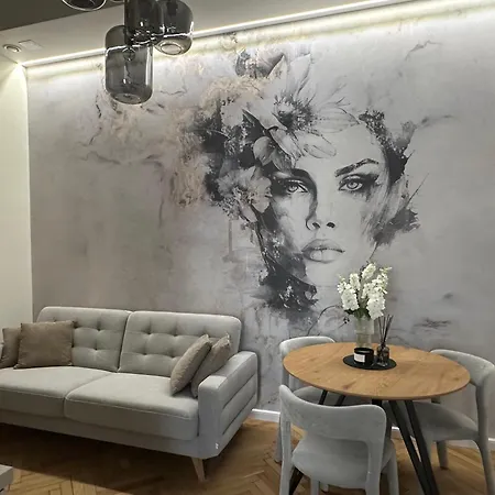 Old Town Charm & Chic By Downtown Daire