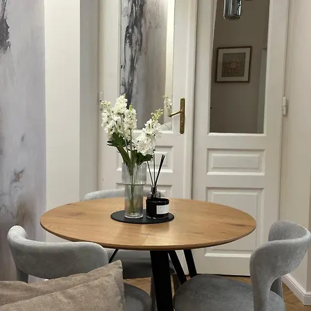 Daire Old Town Charm & Chic By Downtown Krakow