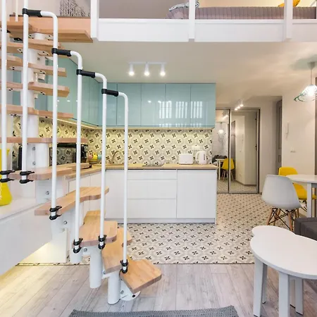 Cheerful Air Conditioned With Mezzanine And Parking - Old Town