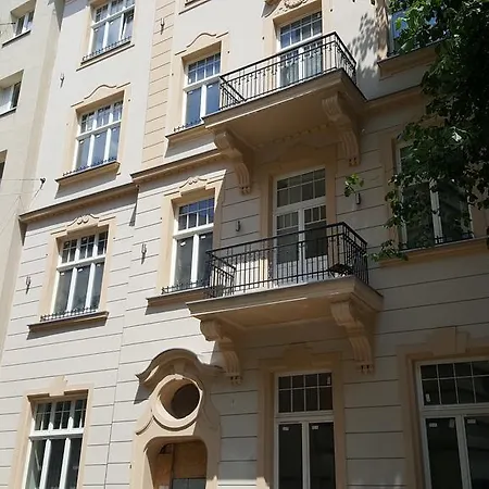 Cheerful Air Conditioned With Mezzanine And Parking - Old Town