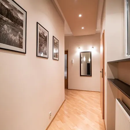 Cracow Rent - Spacious For 2-7 People In Quiet Area - Kolberga Street Nr 3 - 10 Min To Main Square By Foot クラクフ