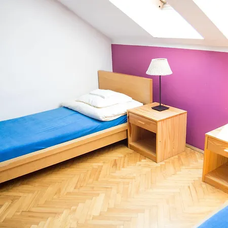 Dizzy Daisy Hostel *