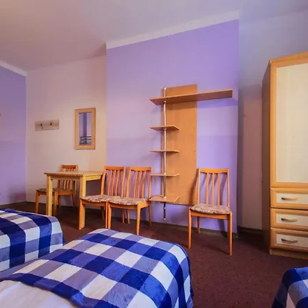 Red Carpet Hostel *