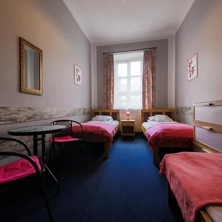 Red Carpet Hostel *