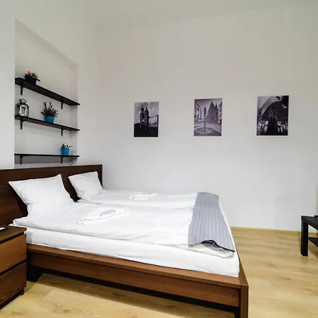 アパートホテル Cracow Rent - Spacious For 2-7 People In Quiet Area - Kolberga Street Nr 3 - 10 Min To Main Square By Foot