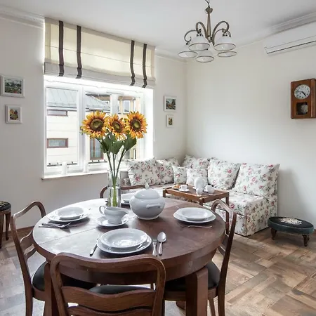 Cheerful Air Conditioned With Mezzanine And Parking - Old Town *