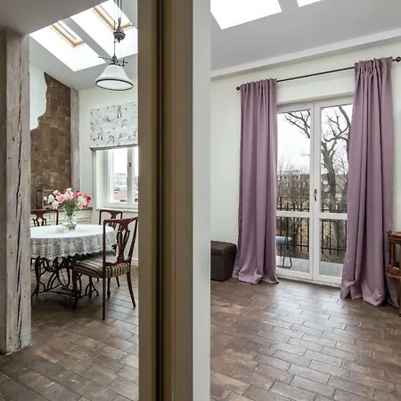 Apartment Cheerful Air Conditioned With Mezzanine And Parking - Old Town