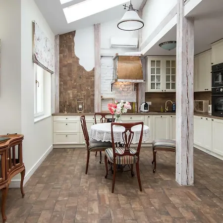 Cheerful Air Conditioned With Mezzanine And Parking - Old Town
