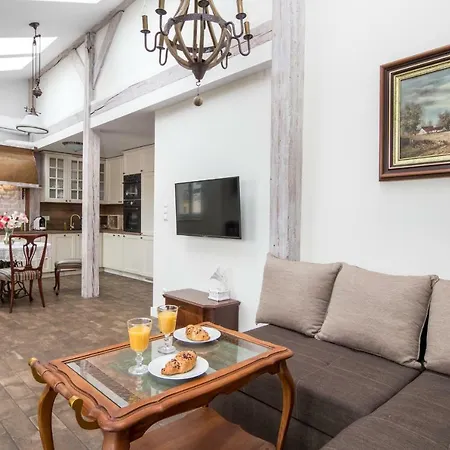 Apartment Cheerful Air Conditioned With Mezzanine And Parking - Old Town
