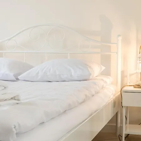 Cheerful Air Conditioned With Mezzanine And Parking - Old Town *