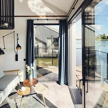 New Port - Premium Floating Aparthotel 4*
