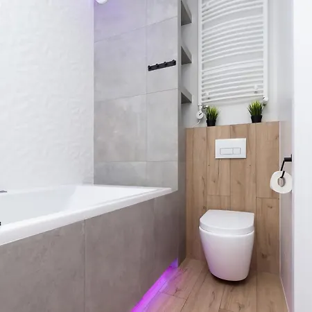 Movie Jacuzzi At The Main Station By Renters 아파트