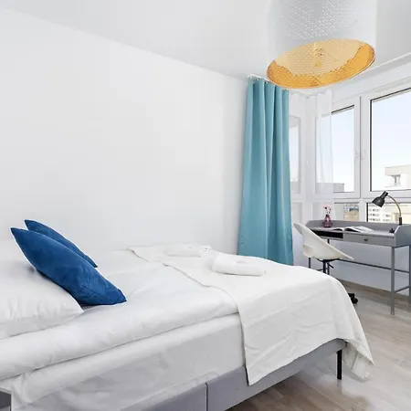 Avia Three Bedroom Two Balcony Ac & Parking By Renters Apartment Krakow