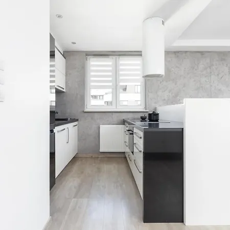 Avia Three Bedroom Two Balcony Ac & Parking By Renters Apartment Krakow