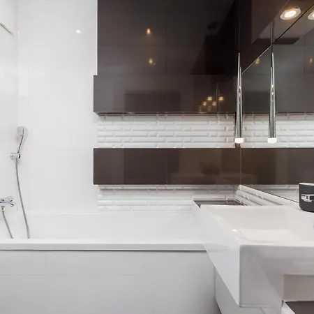 Avia Three Bedroom Two Balcony Ac & Parking By Renters Krakow