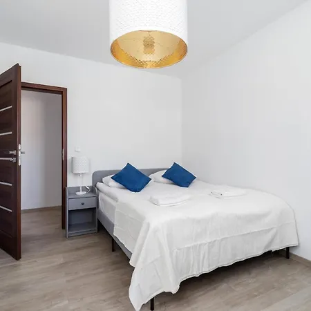 Avia Three Bedroom Two Balcony Ac & Parking By Renters Apartment Krakow