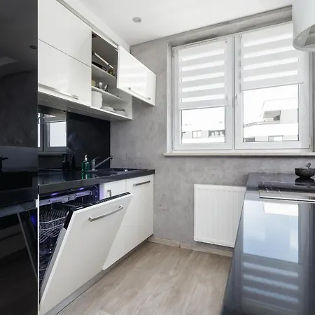 Avia Three Bedroom Two Balcony Ac & Parking By Renters Krakow