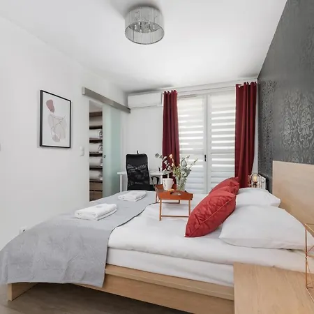 Avia Three Bedroom Two Balcony Ac & Parking By Renters Krakow