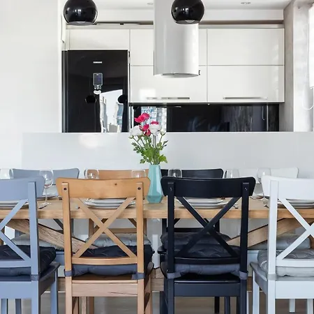 Avia Three Bedroom Two Balcony Ac & Parking By Renters Krakow