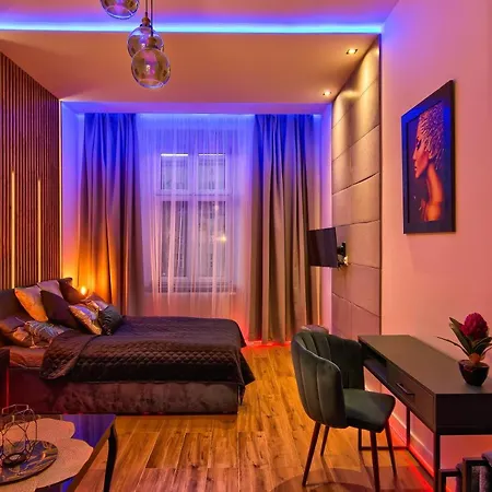 Czarny Z Jacuzzi Apartment