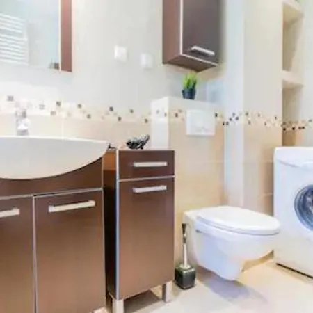 Comfy And Bright - Old Town Apartment