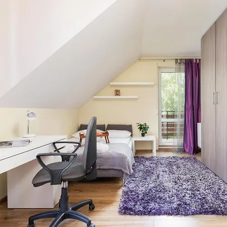 펜션 Three-bedroom House Czarnochowice By Renters