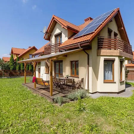 펜션 Three-bedroom House Czarnochowice By Renters