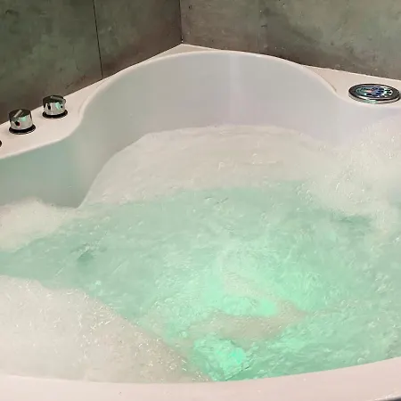 Premium Jacuzzi For Couples, Old Town Apartman *