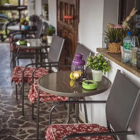 4 Couples & 4 Friends Bed & Breakfast Krakov